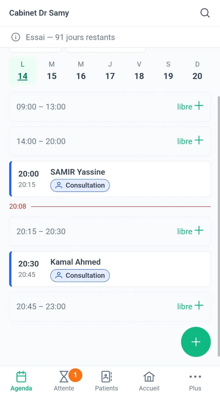 Agenda du jour de Cabinex sur téléphone : le bandeau de la semaine, des plages libres, deux rendez-vous de consultation et la ligne de l’heure actuelle, avec les onglets Agenda, Attente, Patients, Accueil et Plus en bas de l’écran