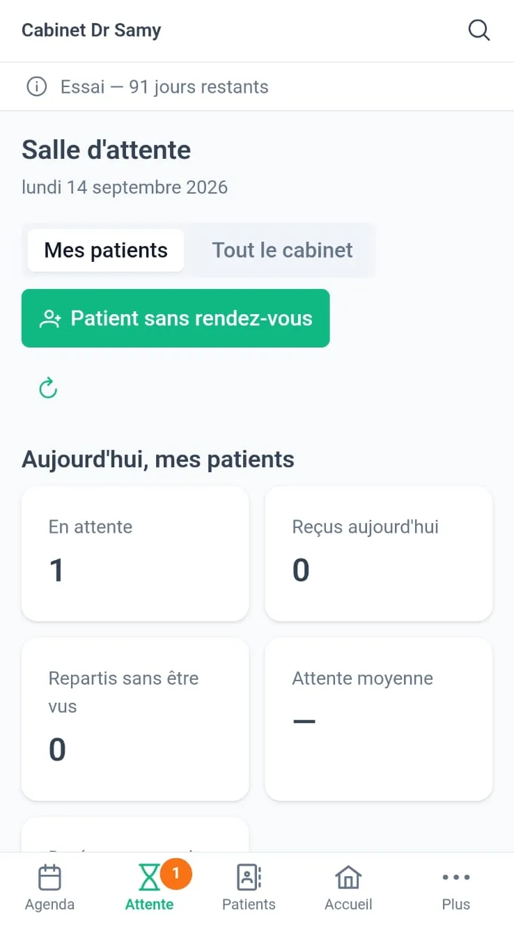 Salle d’attente de Cabinex sur téléphone : le choix entre mes patients et tout le cabinet, le bouton Patient sans rendez-vous et le résumé du jour, un patient en attente
